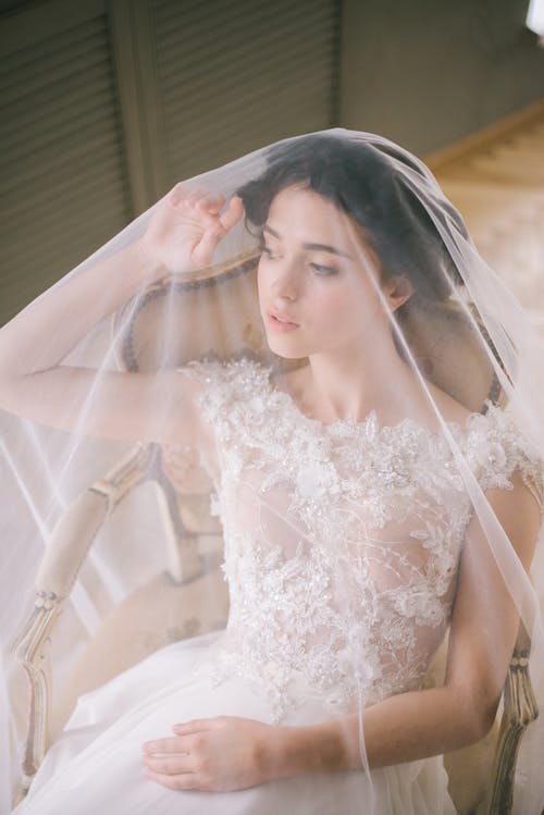 白色花裙子的女人 · 免费素材图片