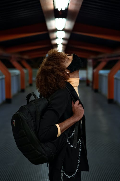 时尚的黑人男子，站在地铁 · 免费素材图片