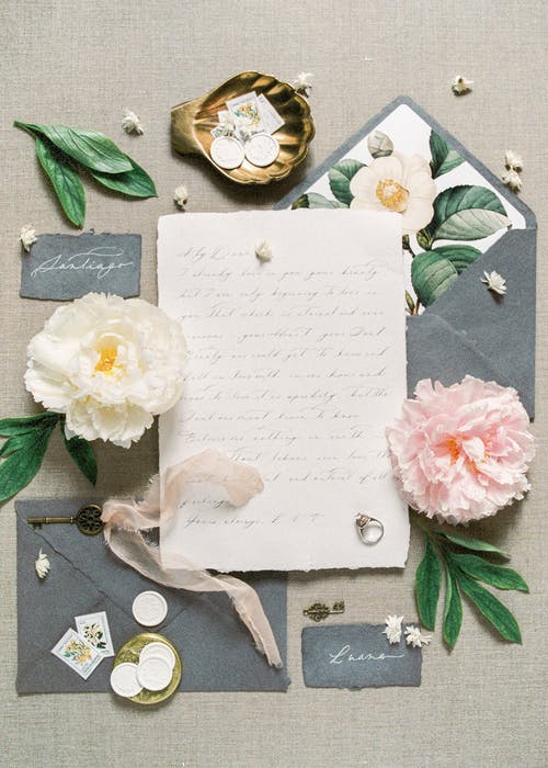 灰色和白色花卉纺织上的白色花卉卡 · 免费素材图片