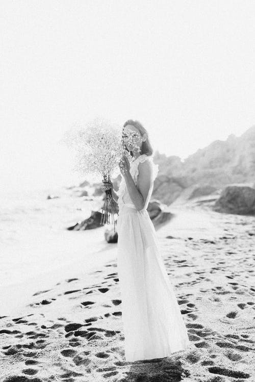 站在海滩上的白色婚纱的女人 · 免费素材图片