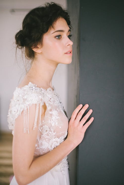 白色花裙子的女人 · 免费素材图片