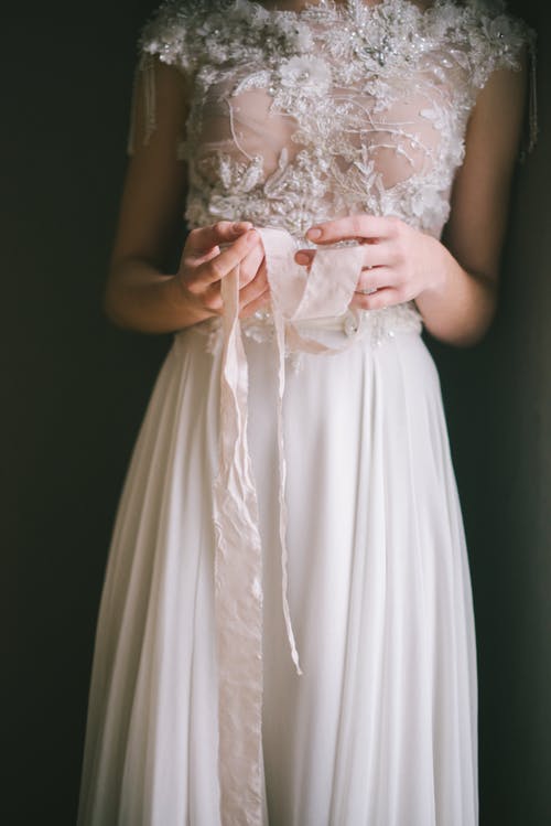 白色花蕾丝连衣裙的女人 · 免费素材图片