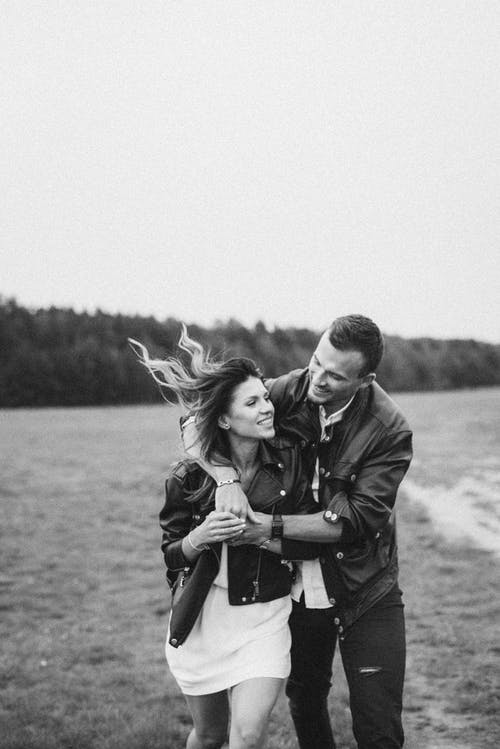 男人和女人互相拥抱的灰度照片 · 免费素材图片