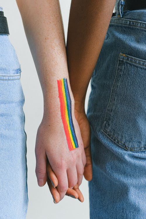 同性恋骄傲人体彩绘手牵着手的人 · 免费素材图片