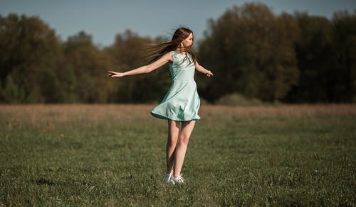 正面少妇跳舞在草甸在晴天 · 免费素材图片