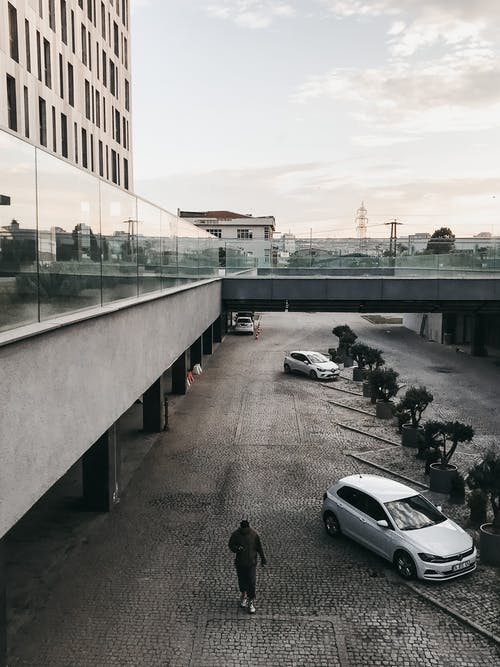 在现代城市的市中心停车的现代汽车 · 免费素材图片