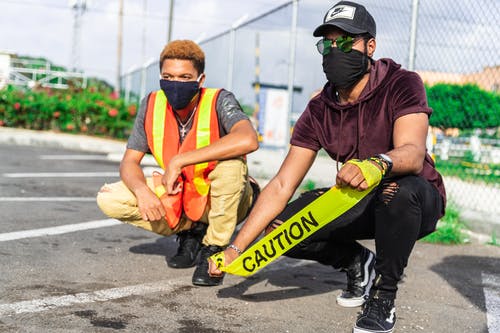 有关反光背心, 坐, 小心胶带的免费素材图片