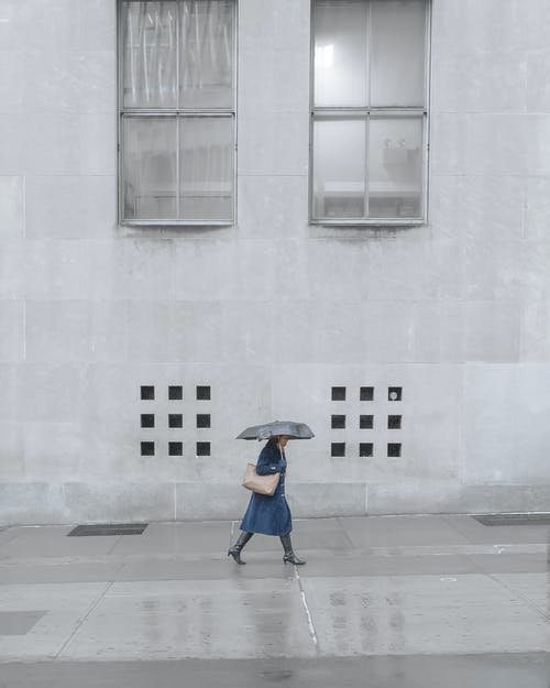 走在雨下的面目全非的女人 · 免费素材图片