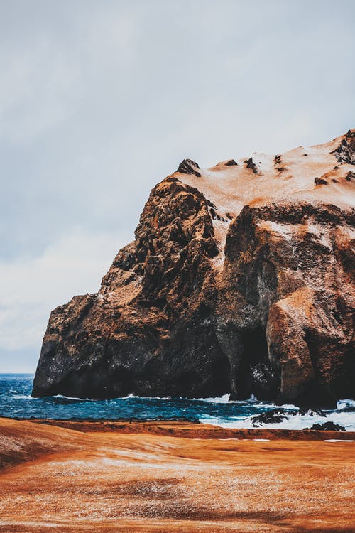 陡峭的岩石上的灰色天空 · 免费素材图片