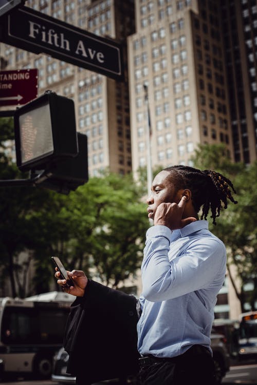 Man in White Dress Shirt Holding Smartphone · 免费素材图片