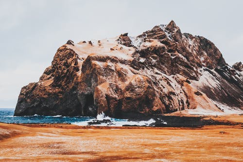 在海洋海岸的陡峭山 · 免费素材图片