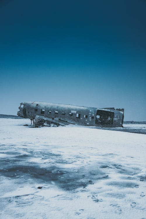 在雪地上发生事故后被遗弃的飞机 · 免费素材图片