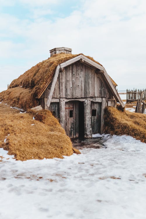 雪山上的老木屋 · 免费素材图片