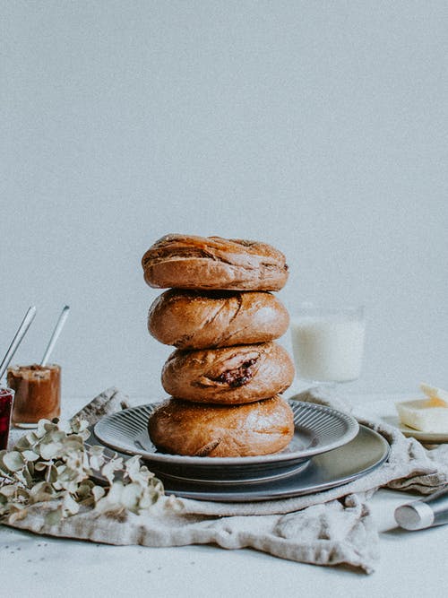 白色陶瓷板上的面包 · 免费素材图片