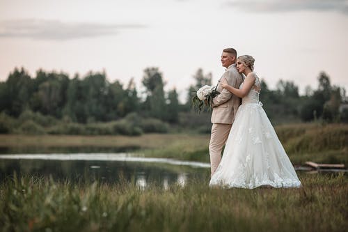 拥抱大自然的浪漫新婚夫妇 · 免费素材图片