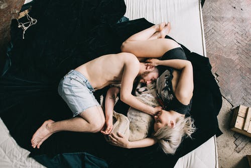 夫妇和宠物狗一起睡觉 · 免费素材图片