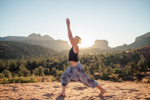 有关virabhadrasana, virabhadrasana 1, 健康的生活型态的免费素材图片