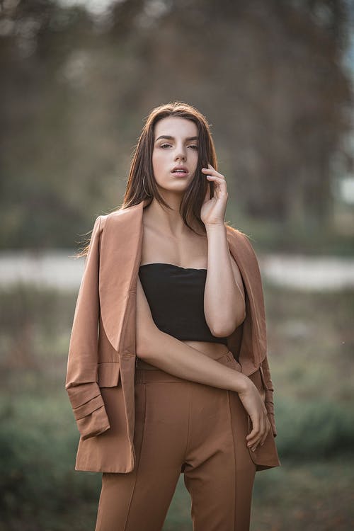 休息在秋天乡下的诱人的小姐 · 免费素材图片