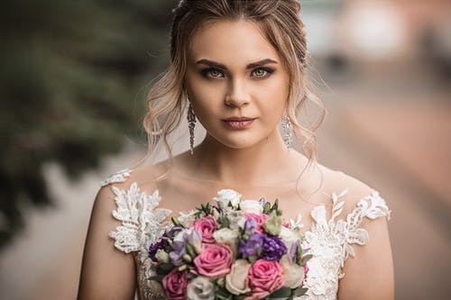 美丽的新娘与婚礼花束 · 免费素材图片