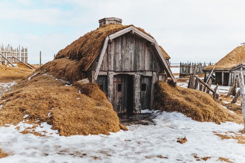 在寒冷的乡村被遗弃的旧小屋 · 免费素材图片