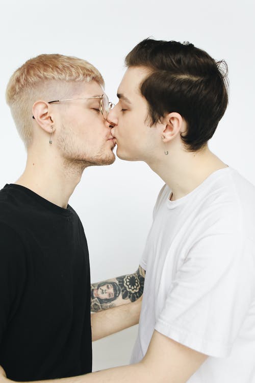 男人接吻 · 免费素材图片