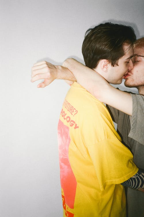 男人接吻 · 免费素材图片