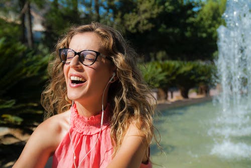 有关喷泉, 墨镜, 夏天的免费素材图片