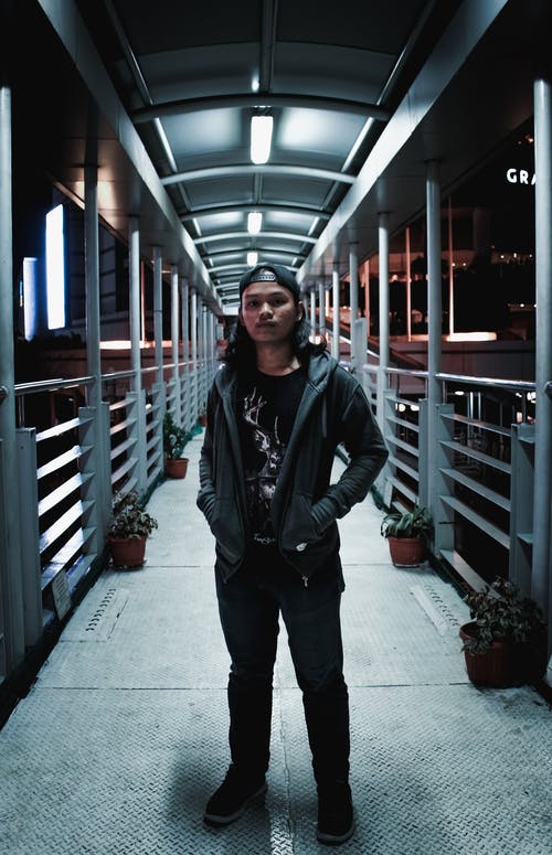 有关个性, 人, 人行天桥的免费素材图片