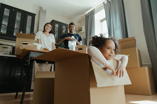 在盒子里玩的小女孩 · 免费素材图片