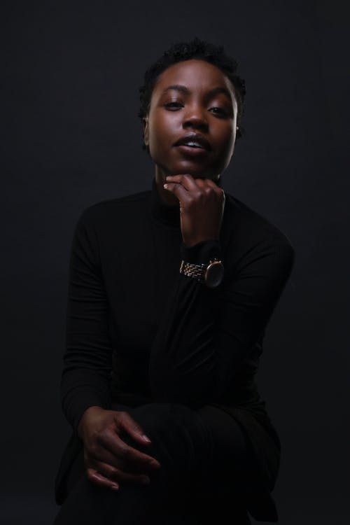 有关坐, 女性, 成人的免费素材图片