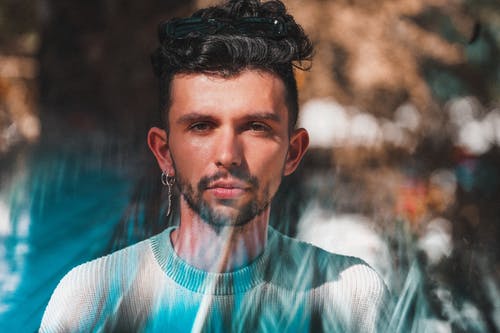 镜头光晕无情的年轻男性 · 免费素材图片