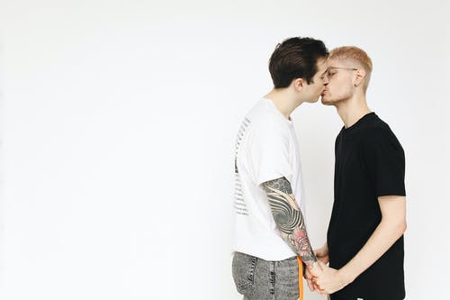 男人亲吻和牵手 · 免费素材图片