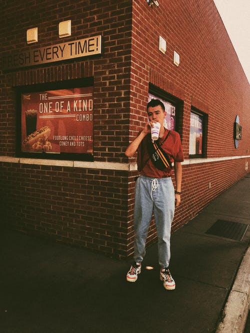 有关个性, 人, 人行道的免费素材图片