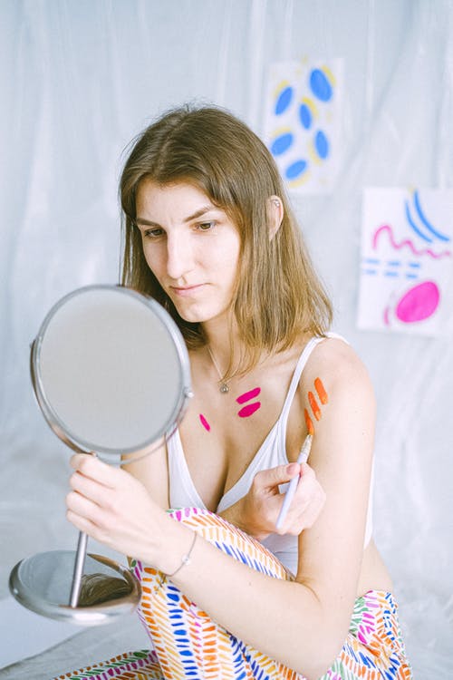 有关人体彩绘, 刷子, 垂直拍摄的免费素材图片