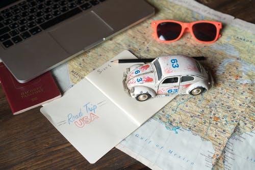 有关地图, 墨镜, 旅游慾的免费素材图片