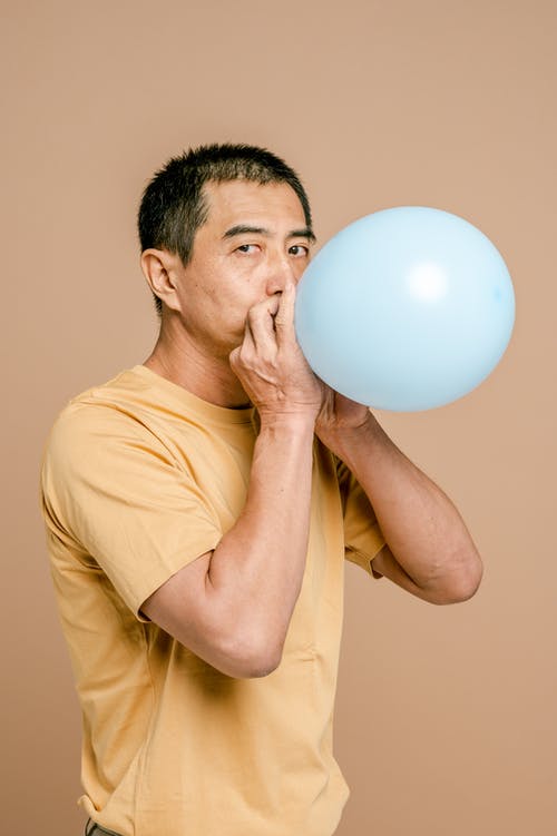 炸气球的人 · 免费素材图片