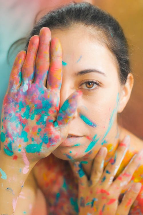 女艺人用手掌遮住脸 · 免费素材图片