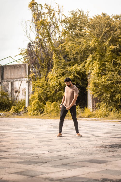 有关T恤, 人, 人行道的免费素材图片