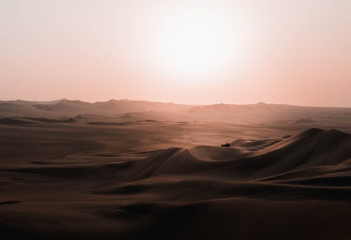 在沙漠沙丘上骑车的风景 · 免费素材图片