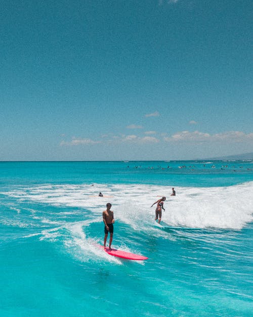Man in Black Shorts Surfing on Sea Waves · 免费素材图片