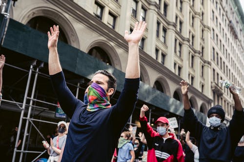 抗议者举起手臂 · 免费素材图片
