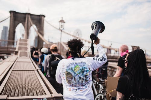 在布鲁克林大桥抗议的人 · 免费素材图片