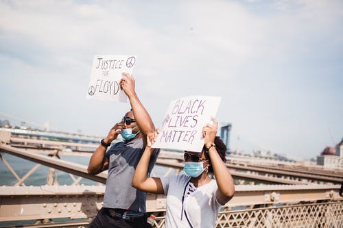抗议者举牌子 · 免费素材图片