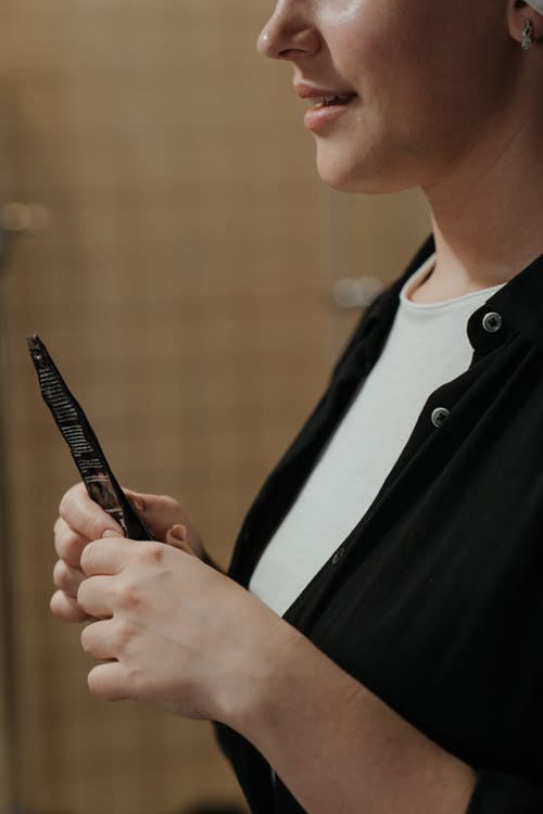 拿着黑色钢笔的黑色和白色拉链外套的男人 · 免费素材图片