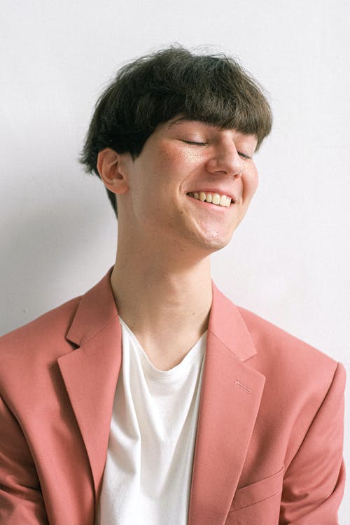 粉红色西装外套微笑的男人 · 免费素材图片