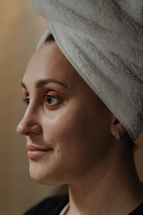 头上的白毛巾的女人 · 免费素材图片