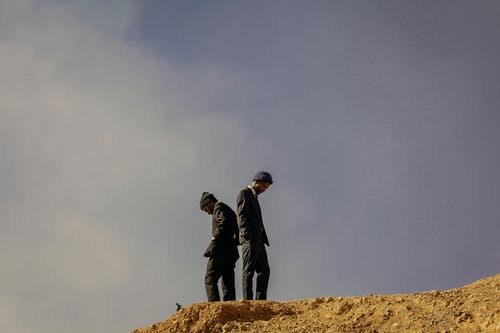 黑人男子站在山顶 · 免费素材图片