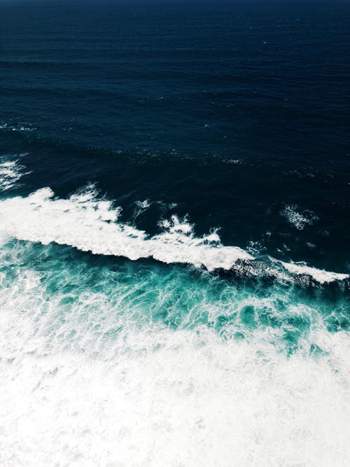 在暴风雨的天气中明亮的泡沫海浪 · 免费素材图片