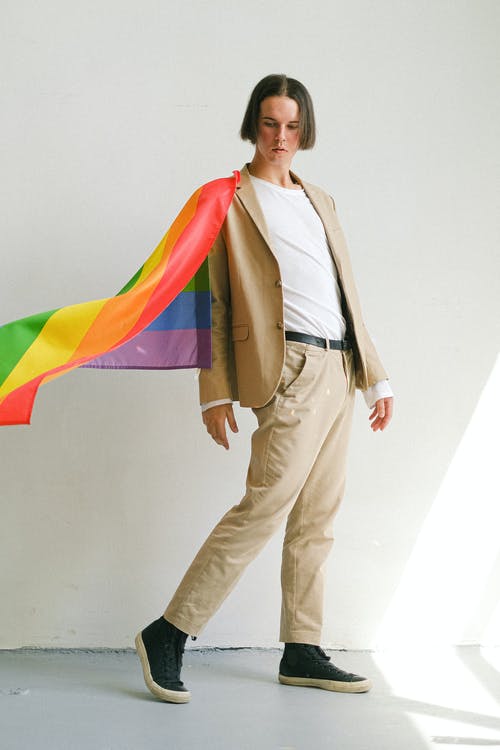 同性恋骄傲旗帜的男人 · 免费素材图片