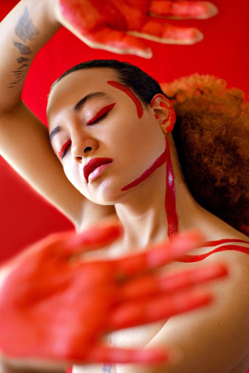 亚洲小姐与脸上和身体上的红色油漆 · 免费素材图片